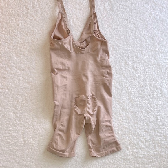 Skims “NWOT” plus size sculpting mid-thigh shape wear  bodysuit - Picture 4 of 8